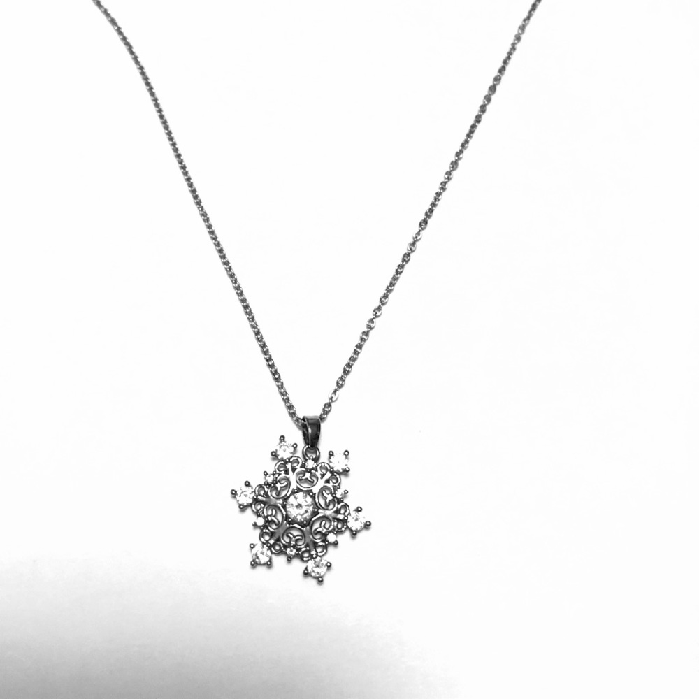 Snowflake pendent necklace